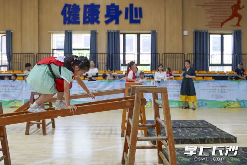 爬过“安吉梯”。