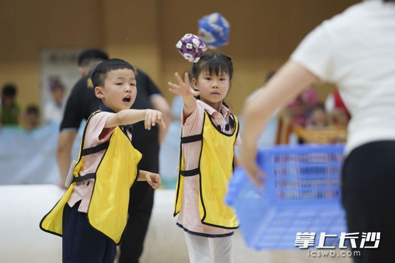 将沙包投进家长的筐中。