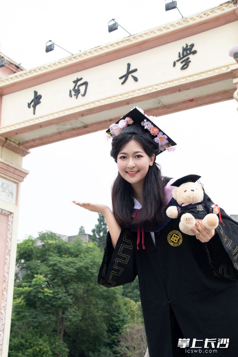 戴着亲手制作的簪花学士帽在校园内打卡。  长沙晚报全媒体记者 柳静芸 摄