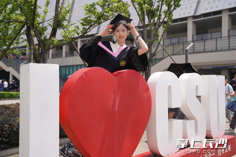 学士服里隐约露出的中式衬衣、马面裙裙摆，不经意间散发“中式浪漫”。  长沙晚报全媒体记者 柳静芸 摄
