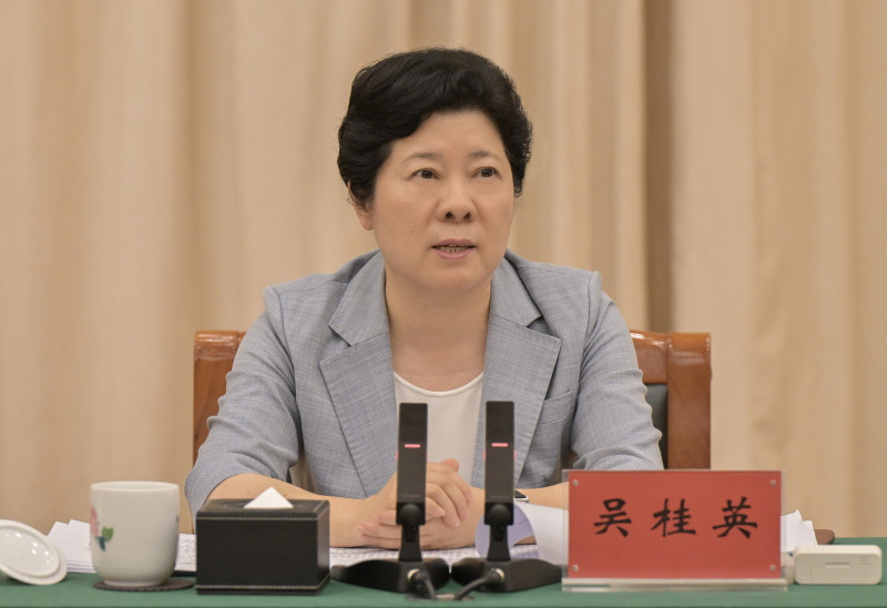 省委常委、市委书记吴桂英主持会议并讲话。 省委常委、市委书记吴桂英主持会议并讲话。