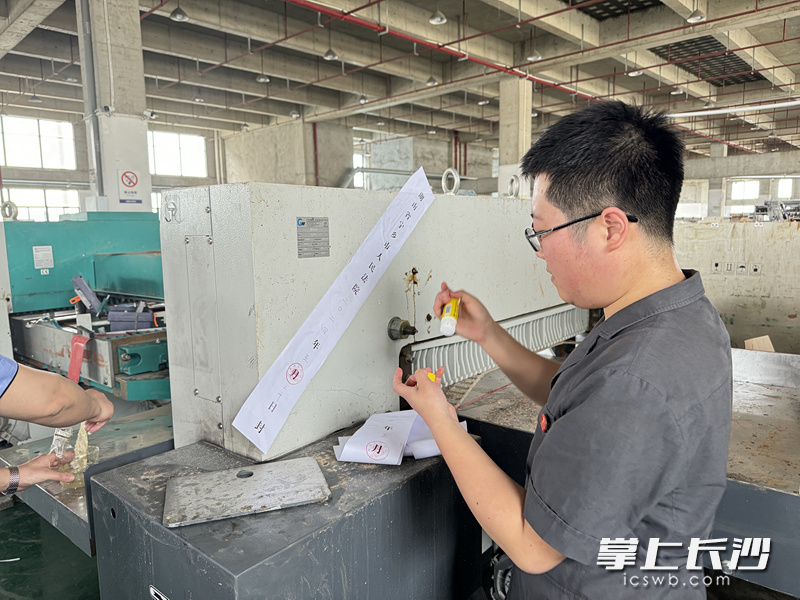 宁乡市法院执行干警对机器设备张贴封条并登记查封清单。长沙晚报通讯员 邹晴 胡逸勋 供图