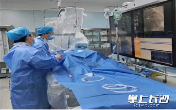 长沙市第四医院胸痛中心团队抢救24岁急性心肌梗死患者。医院供图