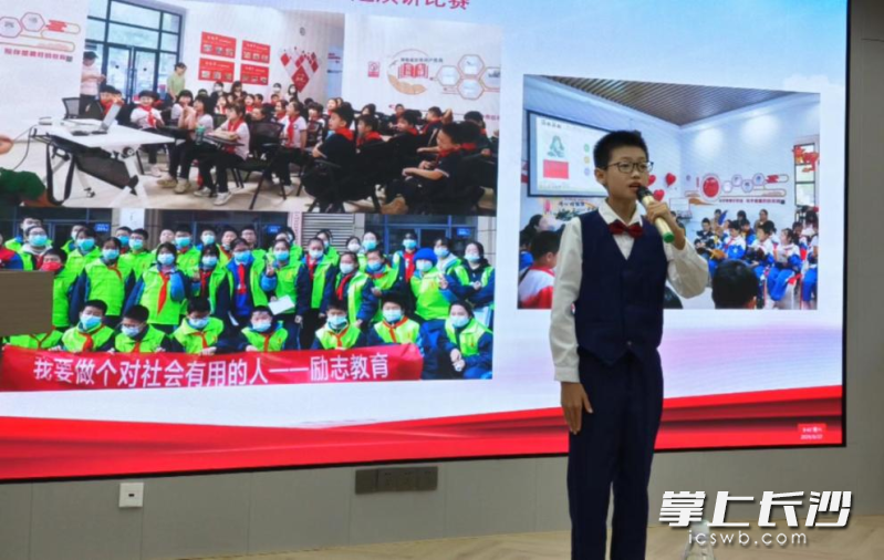 “雷小锋”王慎君讲述妈妈学雷锋做好事的故事。均为长沙晚报通讯员 蔡佳珊 供图