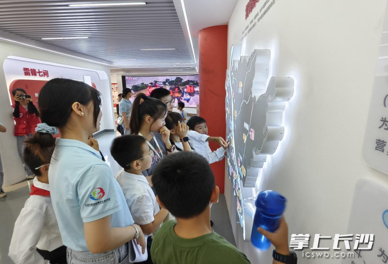 “雷小锋”们参观望城区新时代青少年学雷锋志愿服务中心。