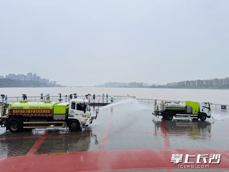 景区调用多台洒水车以高压水枪冲洗路面。