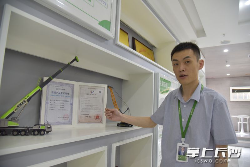 机械之家企业技术总监朱劼在向记者介绍相关专利。长沙晚报全媒体记者 李金 摄