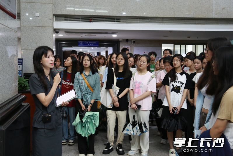 来自长沙理工大学的130余名大学生参加天心区法院庭审公开日活动。均为长沙晚报通讯员郝立柯供图