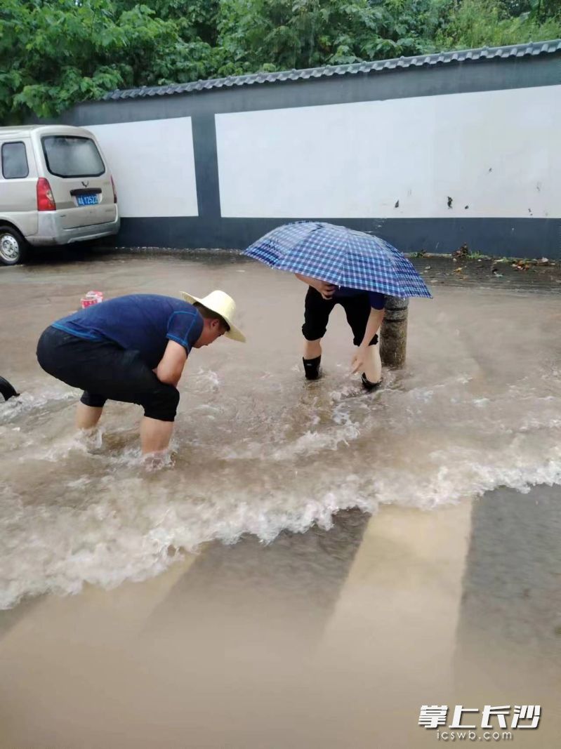 对积水路段排涝除险。