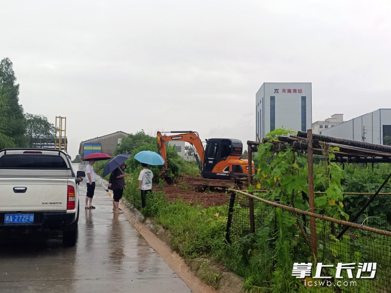 经过2个小时的冒雨操作，沟渠疏通，急水终于变缓，黄泥水也不再流向主干道和鲁立勇家了。  通讯员供图