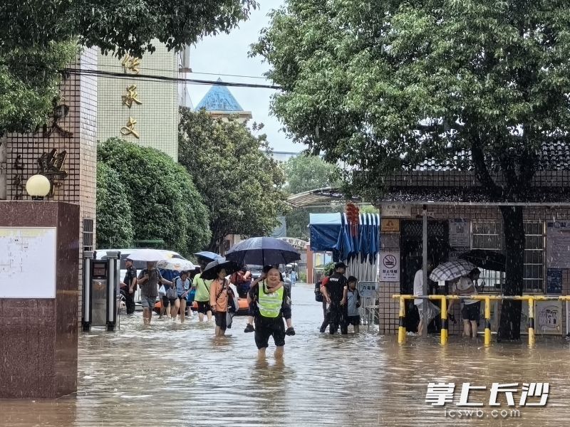 近700名师生被困，㮾梨街道集结党员干部志愿者、蓝天救援队赶赴现场展开救援。 均为街道供图