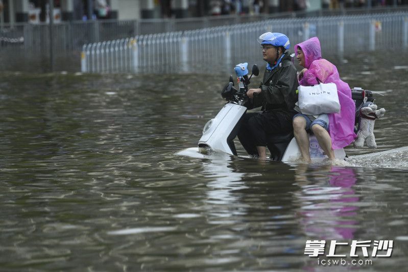 6月24日14时35分，芙蓉区车站中路长沙火车站钱，同一位外卖小哥载着另外一位旅客再次通过积水路面。