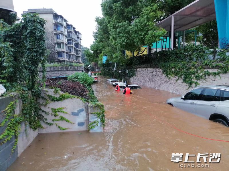 民警用救生绳救援被困人员。  均为长沙晚报通讯员谭怡里供图