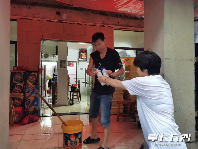 工作人员给居民发放84消毒液。  均为长沙晚报全媒体记者颜家文、通讯员陈果摄