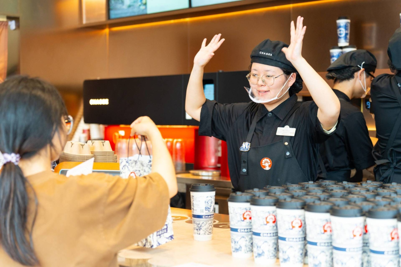 霸王茶姬长沙首家“无声门店”开业，温暖帮扶听障人群。 通讯员　沈月供图
