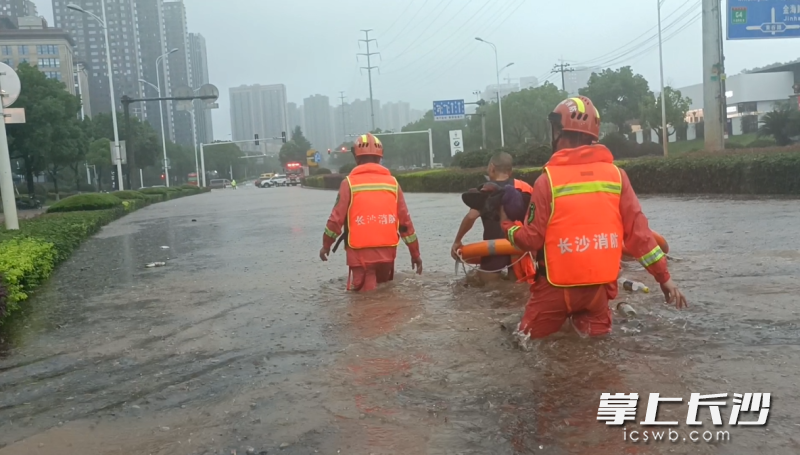 消防“汛”速救出被困人员。均为长沙晚报通讯员 杨慧 供图