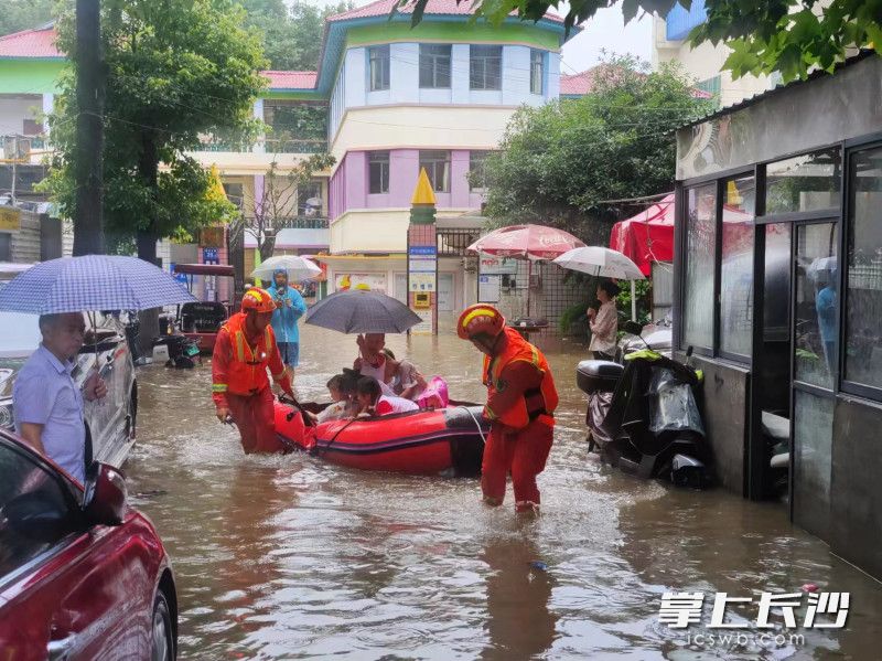暴雨致一幼儿园200多名师生被困，消防紧急疏散转移。均为长沙晚报通讯员谢梦嘉供图