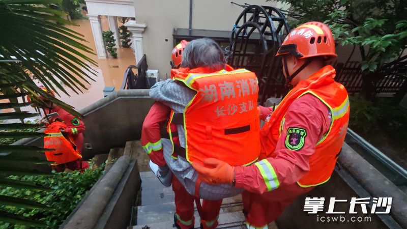 消防救援人员成功将5名被困人员转移至安全区域，仅用时17分钟。  均为长沙晚报通讯员杨慧供图