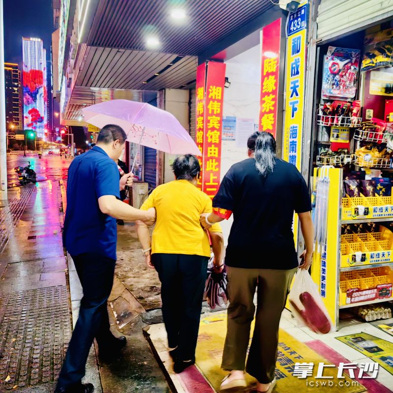 最后一批居民被就近妥善安置住进宾馆。
