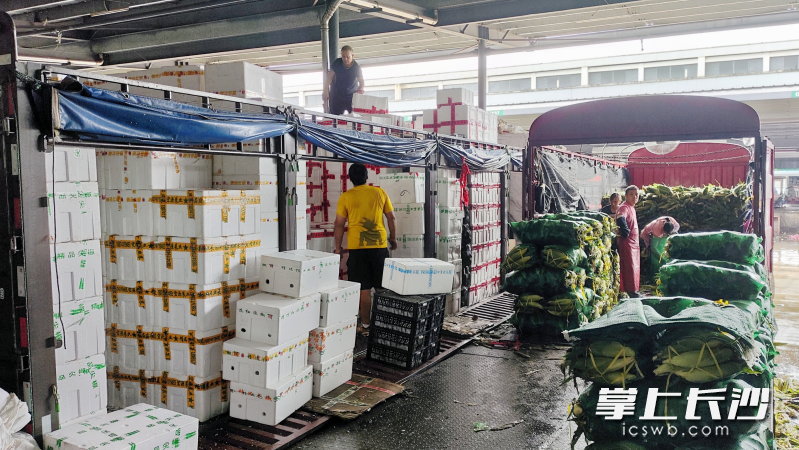 市场内部货物充足，价格稳定。  均为黄兴镇供图