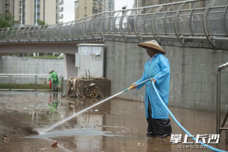 清淤现场。  均为长沙晚报全媒体记者黄启晴摄
