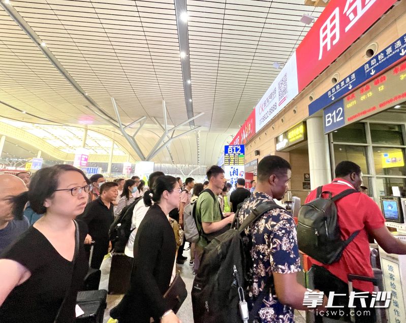 在长沙火车南站，旅客正在检票前往站台。