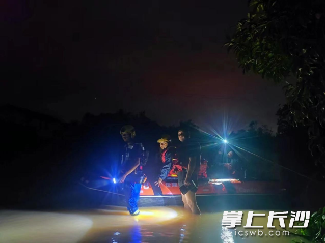 队员们携带救援装备和救援艇，毫不犹豫冲进夜色里。 均为长沙晚报通讯员向玲娅供图