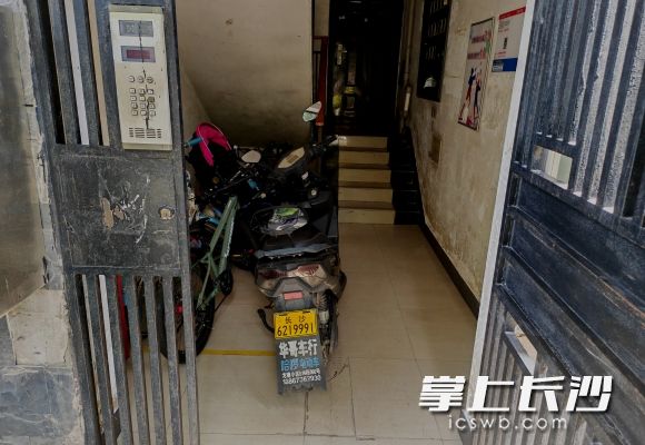 电动自行车违规停放在小区一楼门厅处。  长沙晚报通讯员 胡宇波 供图