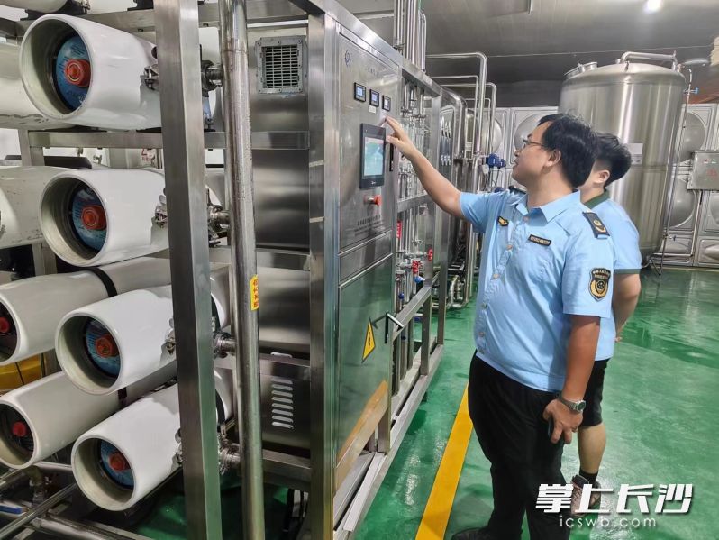 宁乡市市场监管局开展包装饮用水质量安全提升行动。长沙晚报通讯员 李鹏 供图