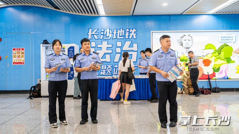 民警发放禁毒宣传折页。