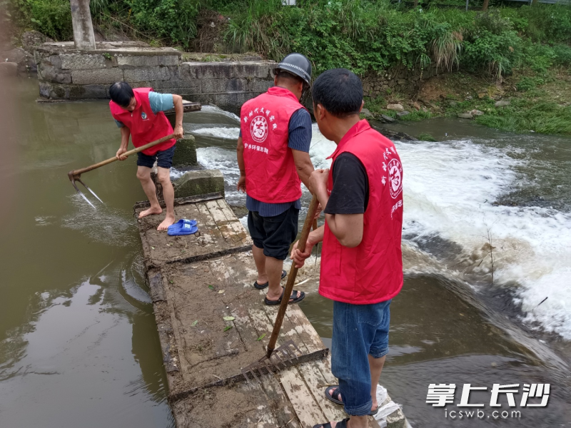 志愿者对所辖区域内的主要河道、水库、塘坝进行巡防。