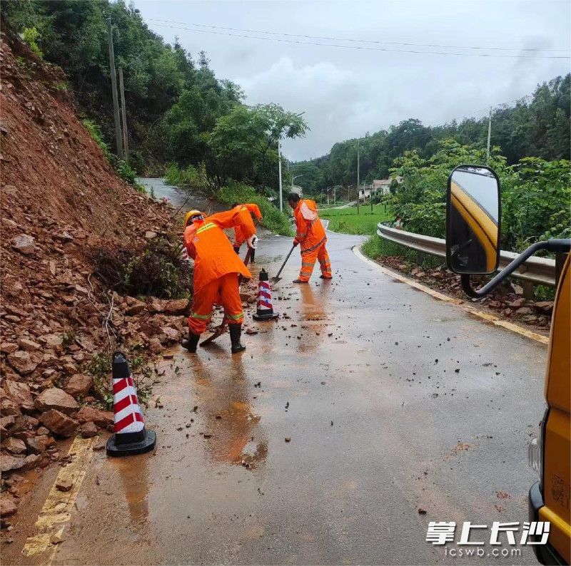 网约车司机志愿者对被堵塞的道路进行清理。