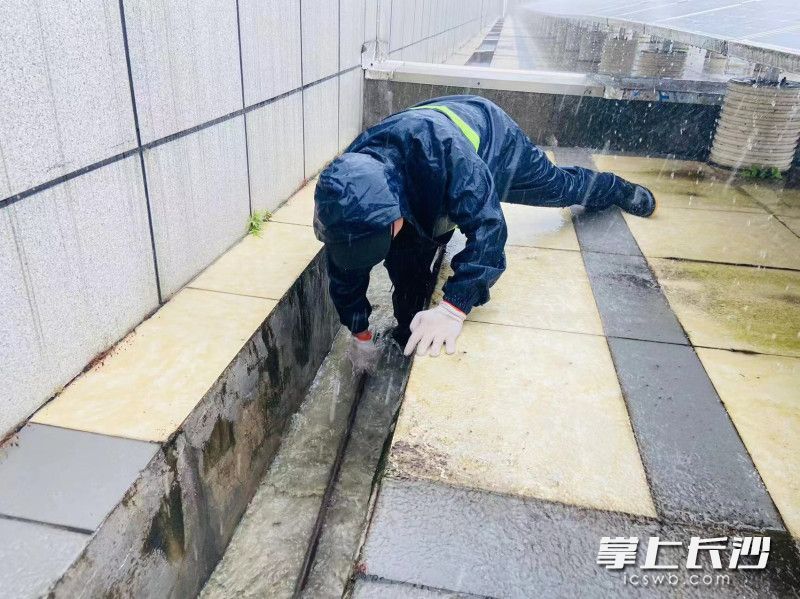 物业公司对小区排水管、地库出入口等进行检查。