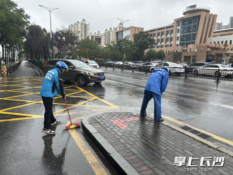 “星骑士”外卖小哥排水清淤。