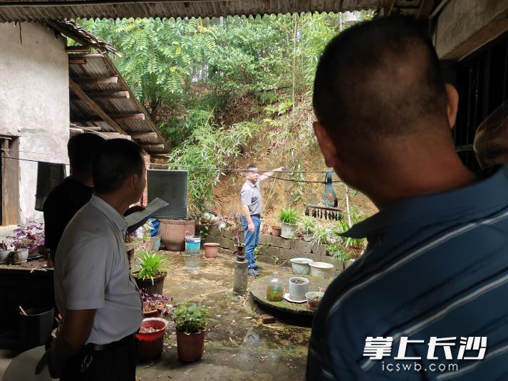 工作人员奔赴一线。