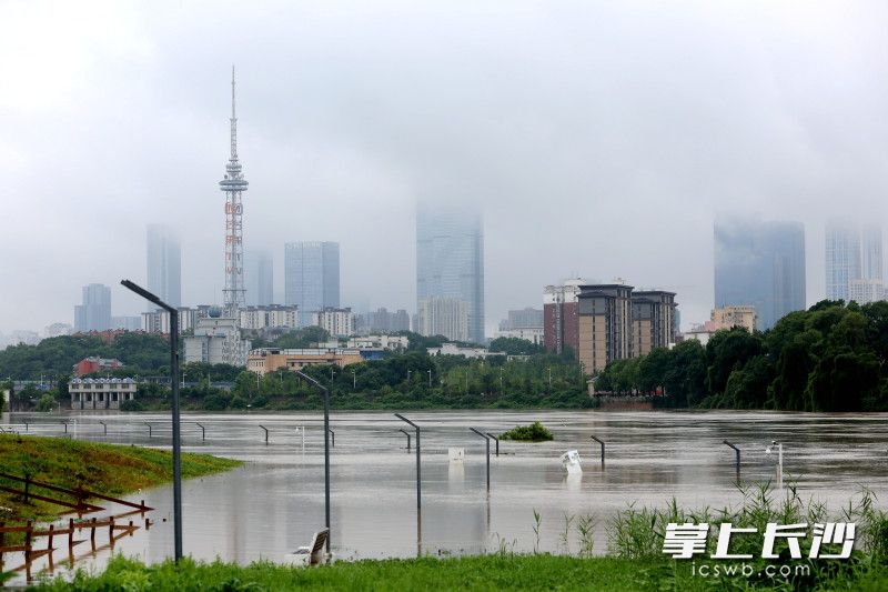  6月27日，记者在马栏山鸭嘴公园看到，公园的绿化地带被淹，公园在5天前已闭园。公园管理方提醒，闭园期间市民不要前往，何时开园将另行通知。长沙晚报全媒体记者 贺文兵 摄