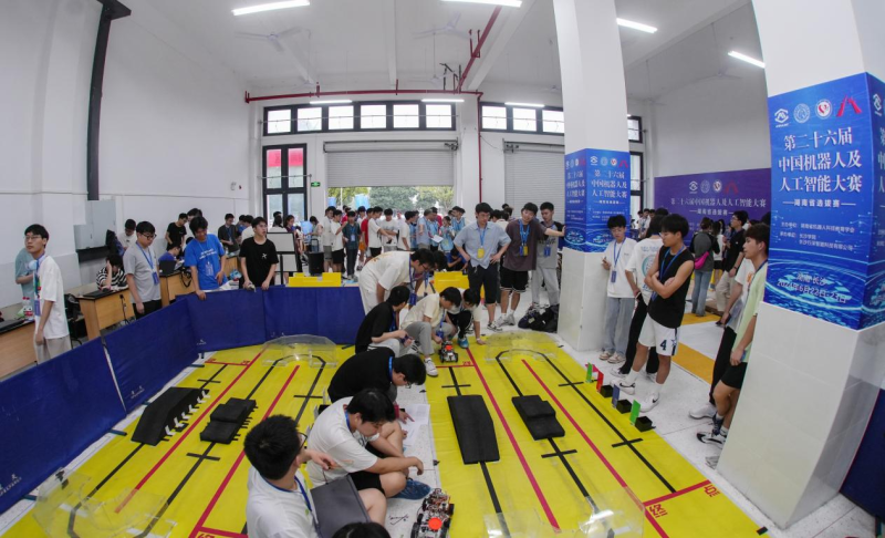 正式比赛前，选手们在调试设备。均为长沙晚报通讯员 樊晶 供图