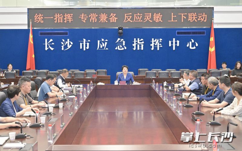 6月27日，省委常委、市委书记吴桂英在市应急指挥中心调度防汛抗灾工作。  长沙晚报全媒体记者 余劭劼 摄