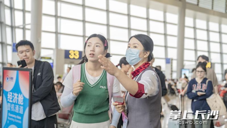 工作人员回答旅客问询。 工作人员回答旅客问询。