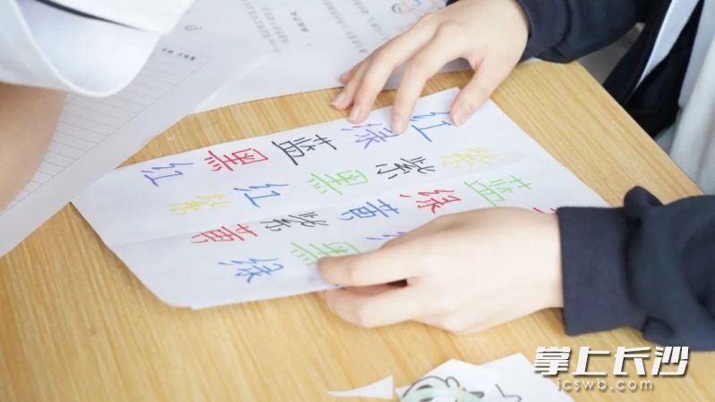 心理小游戏成为校园里常见的娱乐减压方式。