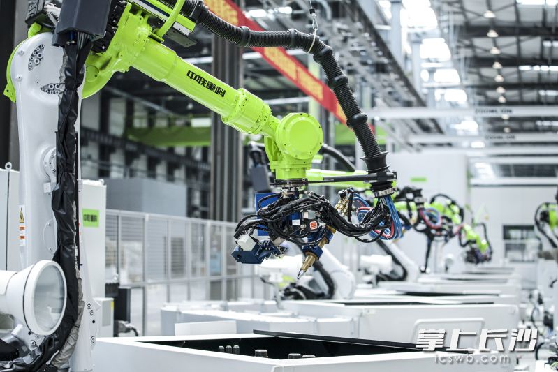 中联重科加速向数字化、智能化、绿色化转型升级，实现高质量发展。  均为资料图片