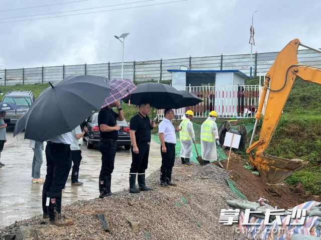 6月25日，王海潮带队前往含浦街道含泰社区靳江河，现场指导处置管涌险情。