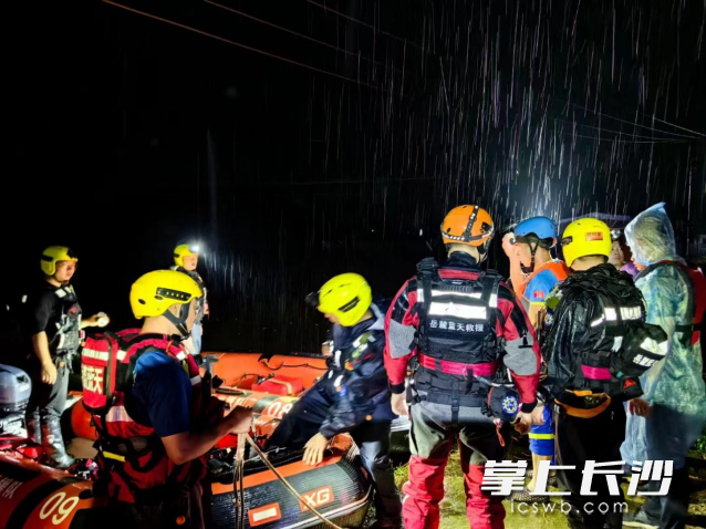 6月24日晚，岳麓蓝天救援队前往白箬铺镇淑一村转移被困群众。