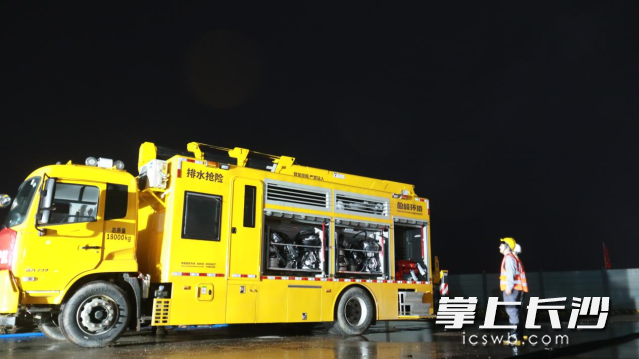 盈峰环境排水抢险车。
