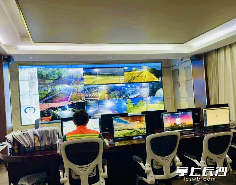 29日晚，“智慧环卫”智慧中心大屏幕前，值班人员正在监控全区重点区域和地下通道的防汛安全。