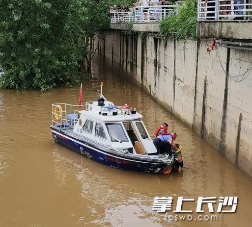 民警对老人进行救援。 受访者供图