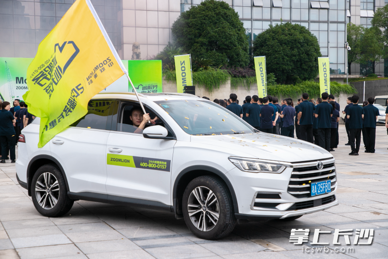 中联重科工程起重机械分公司全球服务万里行服务团队出发。