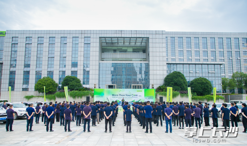 中联重科工程起重机械分公司启动全球服务万里行活动。  均为长沙晚报全媒体记者周辉霞摄