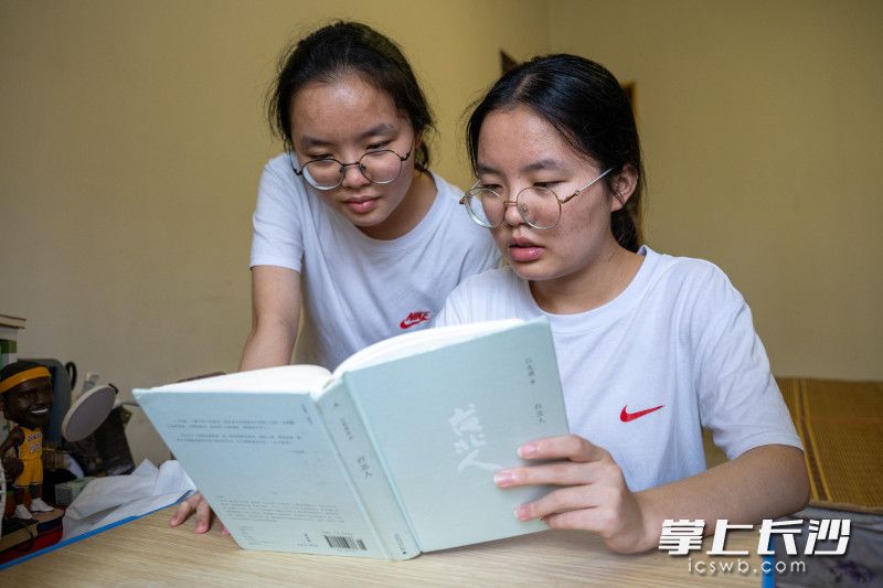 高考结束以后，她们花时间最多的还是读书。