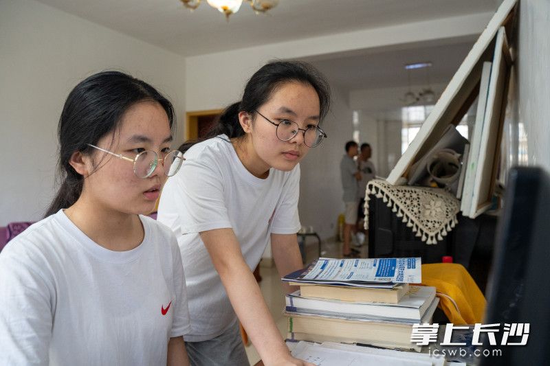 两姐妹正在查询高考志愿如何填报。  均为长沙晚报全媒体记者冯启阳摄